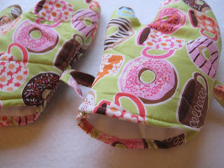 Easy Oven Mitts Tutorial - Quilting Tutorials and Fabric Creations - Quilting in the Rain